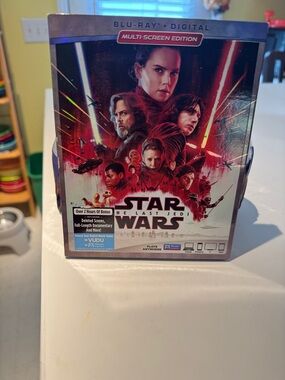 Star Wars: The Last Jedi - Blu-ray + Digital (Red/Black)